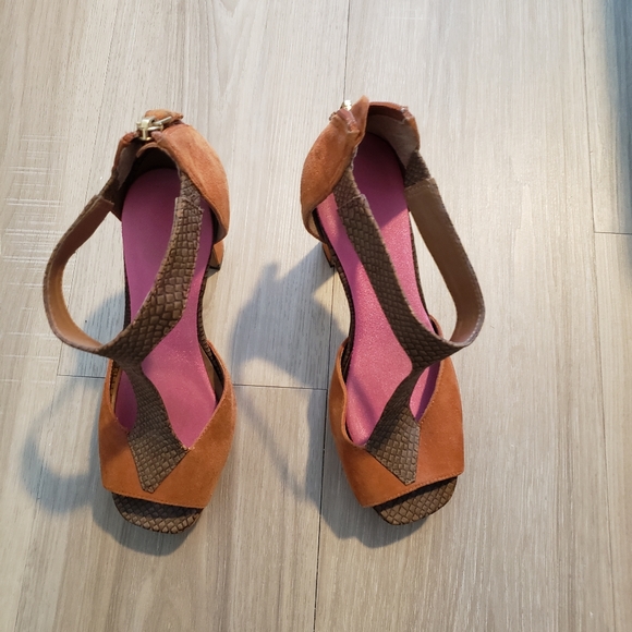 Market Heels - Picture 2 of 3